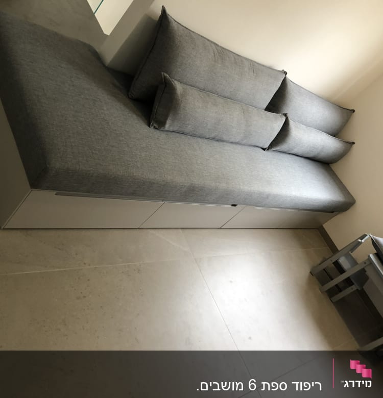 כריות אפורות על ספה אפורה בחדר